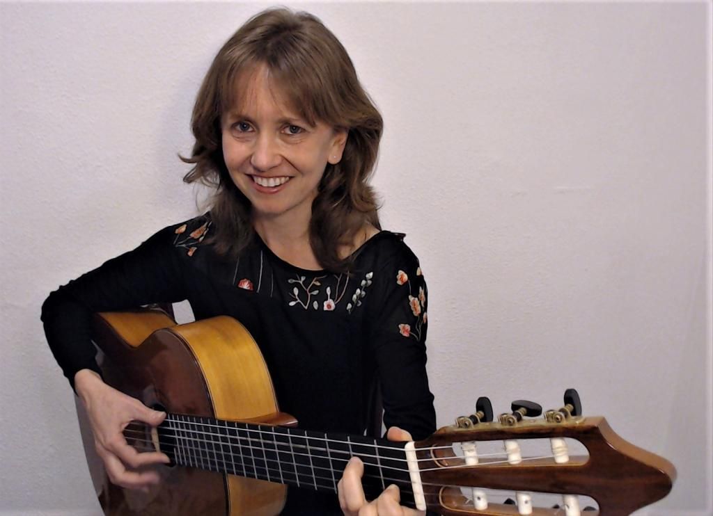 Leah Kruszweski teaches classical and flamenco gui