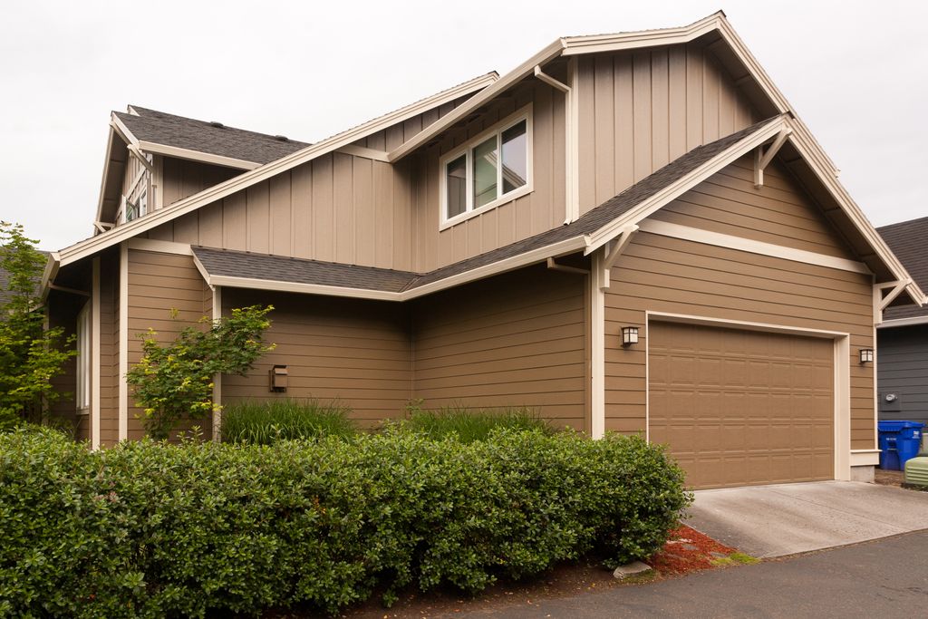 Exterior house painting in Fairview Village, Orego