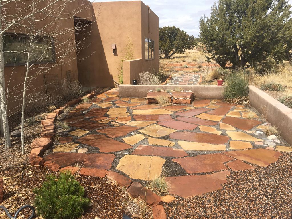 Mixed color flagstone patio with river rock accent