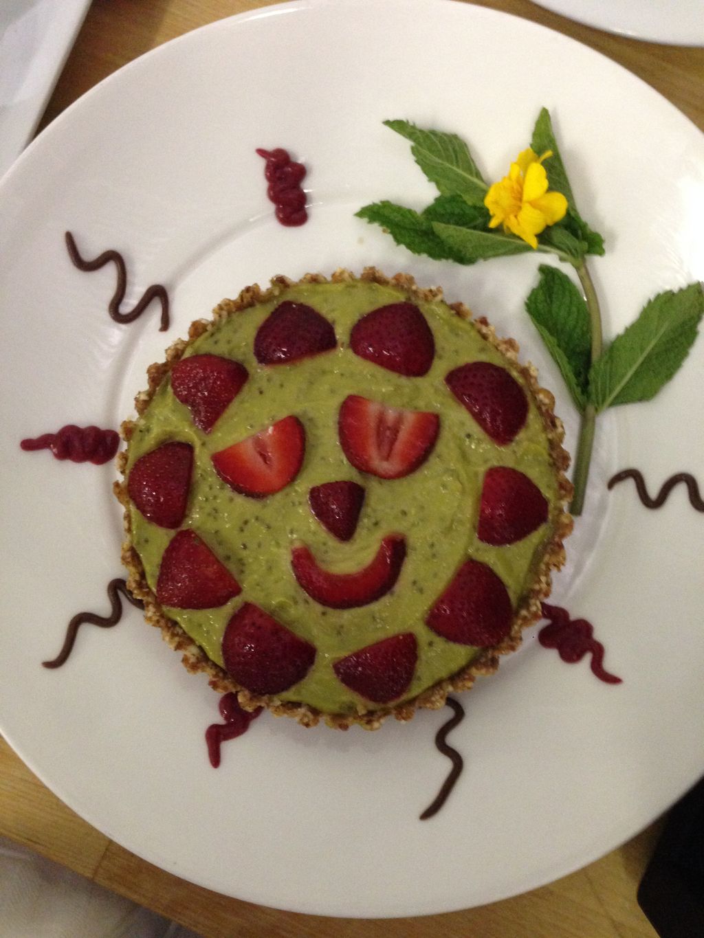 raw key lime tart with almond date crust. vegan.