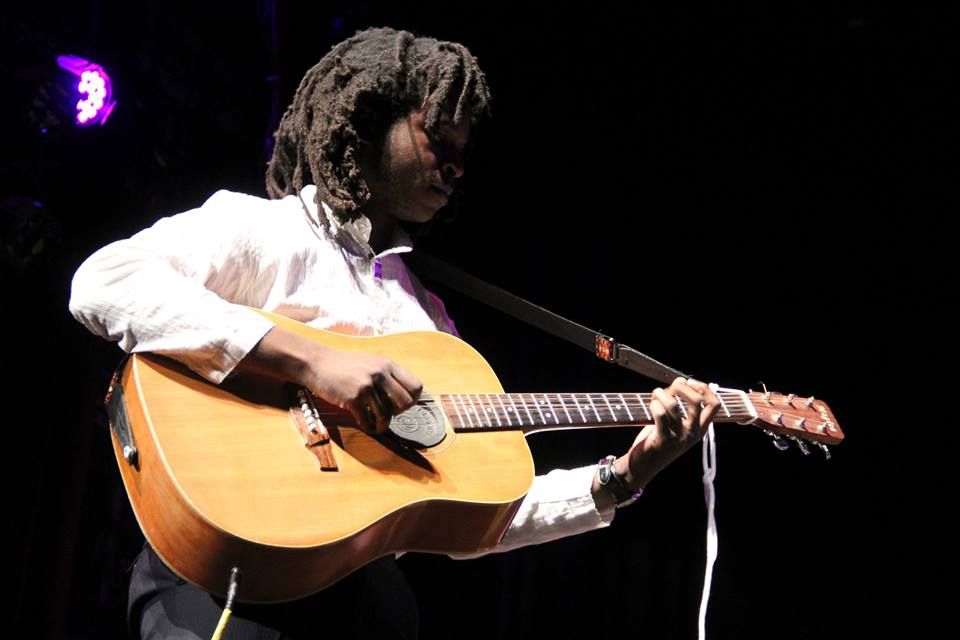 Some live acoustic guitar fingerpicking action.