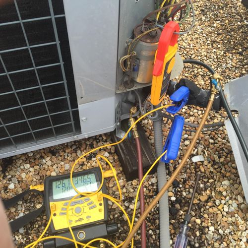 Checking refrigerant levels with up to date techno