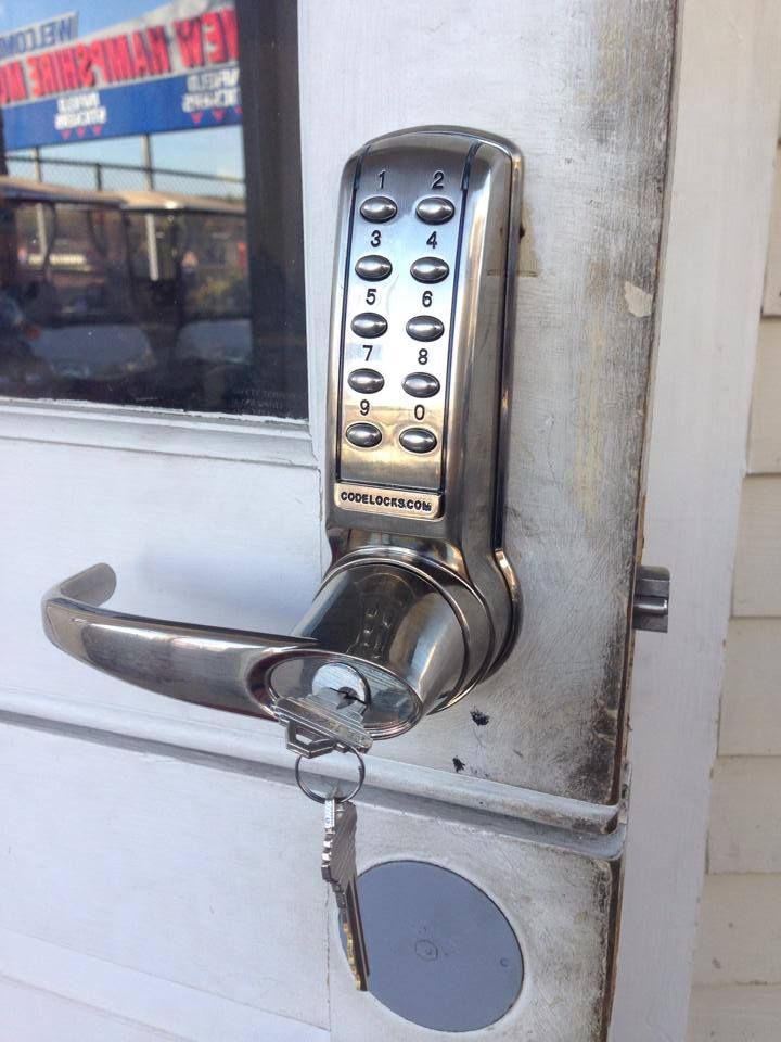 Electronic push button lock