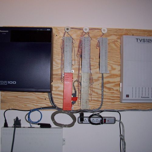 Telephone business system (PBX) installed for a la