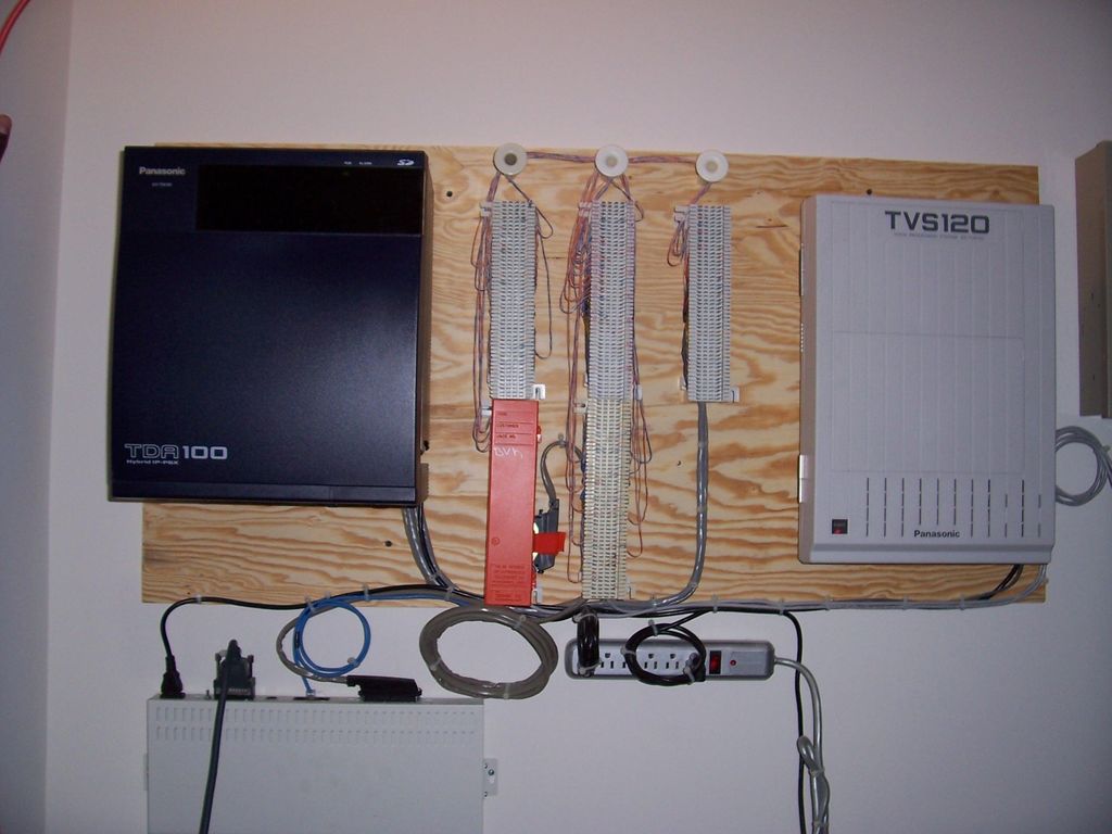 Telephone business system (PBX) installed for a la