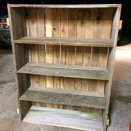 Bookcase made out of pallet wood