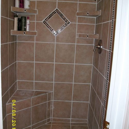 Tlle Shower with glass inlay, bence and shelves!!