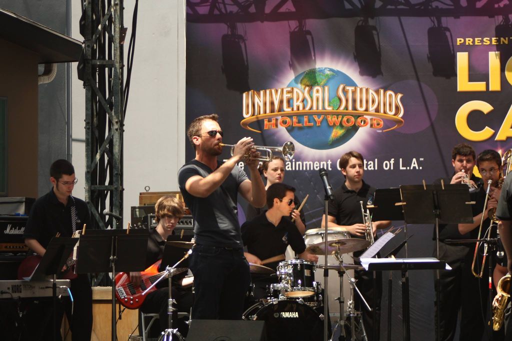 Jon Manness performing as a guest artist at Univer