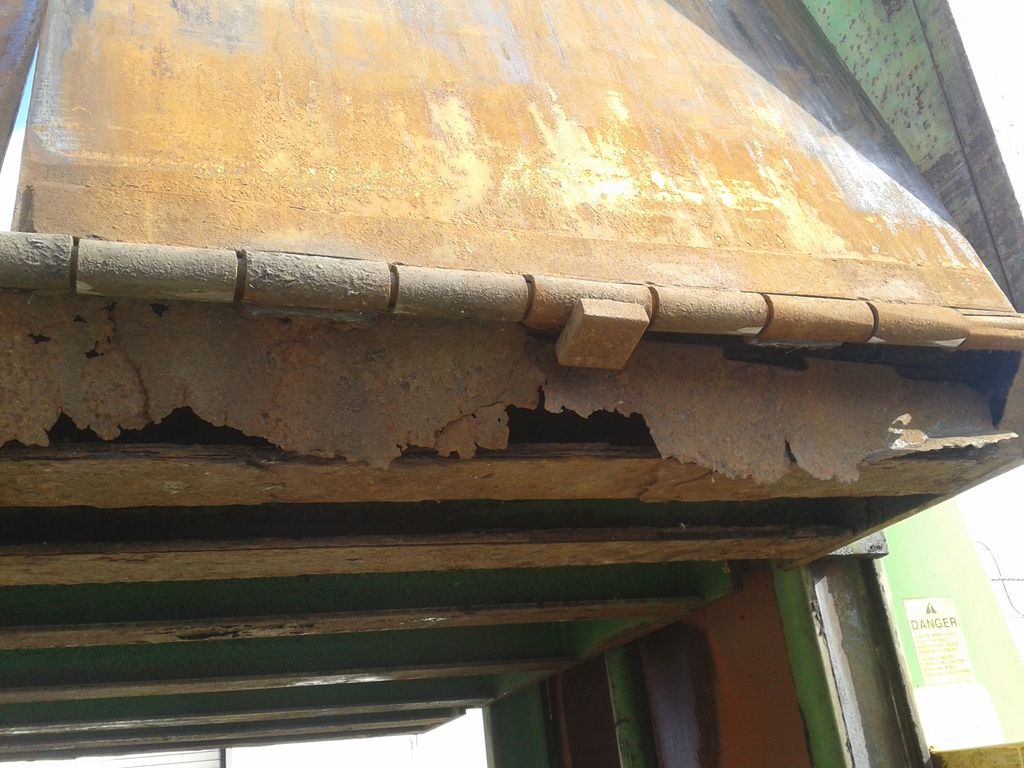 Forklift lifting station before repair (Right side