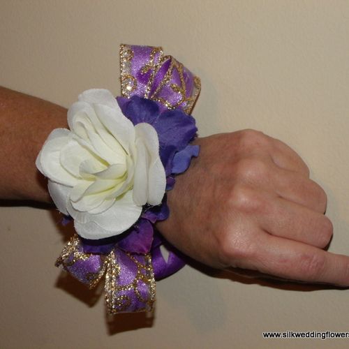 $15.00 Bridesmaids wrist corsages at www.silkweddi