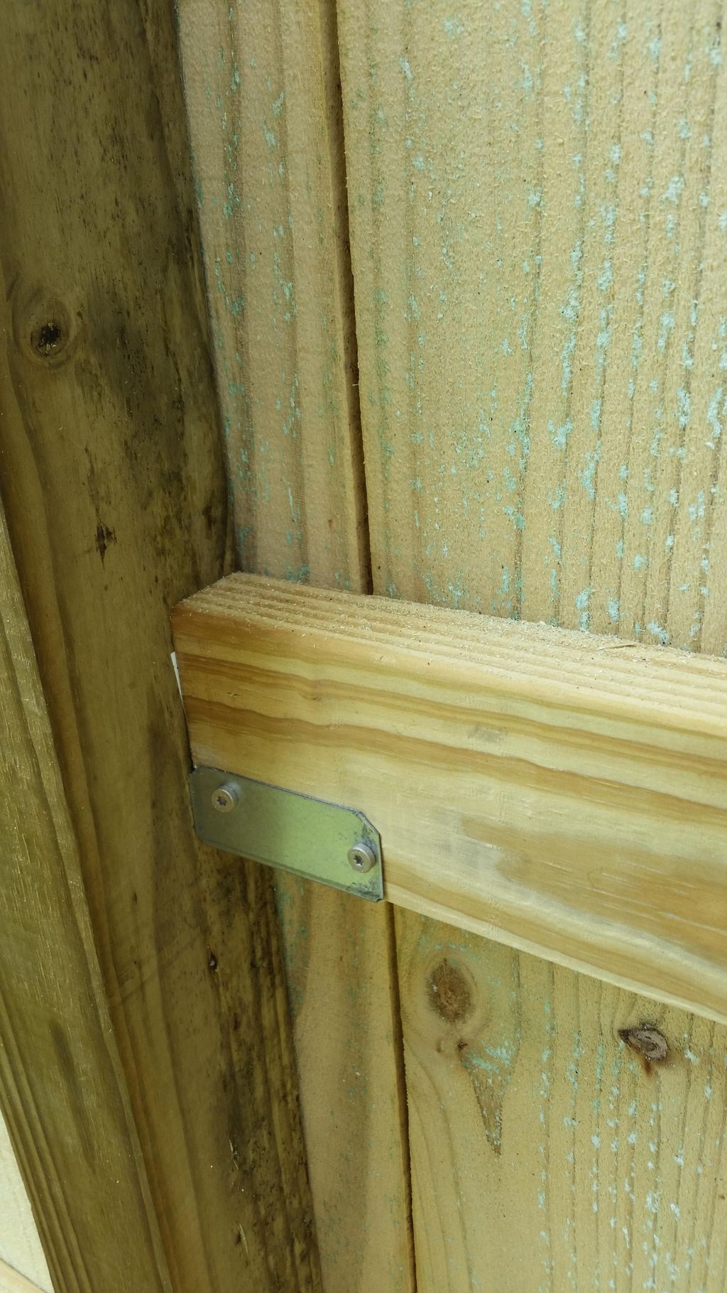 Metal brackets and no gap from post to fence board