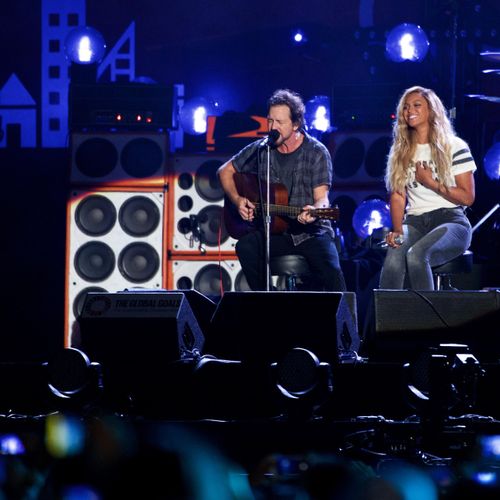 Eddie Vedder and Beyoncé performing together in Ce