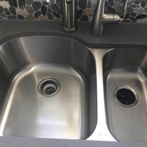 We love shiny sinks!