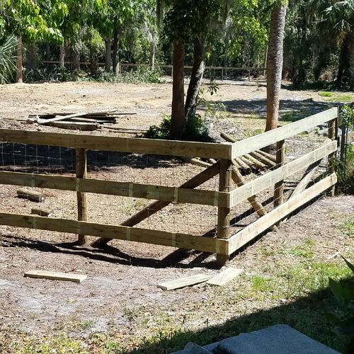 Horse fencing with extra sturdy corners.