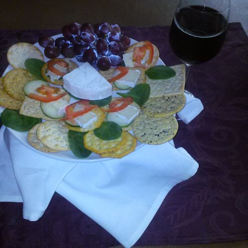 Hors d"oeuves Cheese variety of crackers,fresh Gra