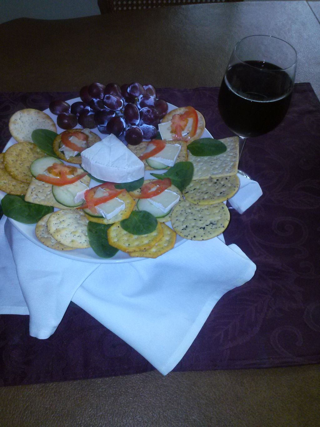 Hors d"oeuves Cheese variety of crackers,fresh Gra