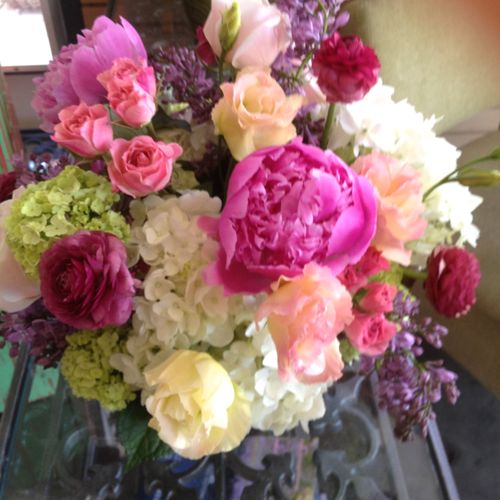 Low and compact vase arrangement in shades of pink