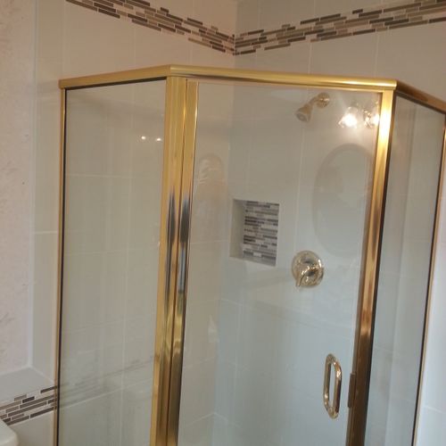 Tiled shower with nook