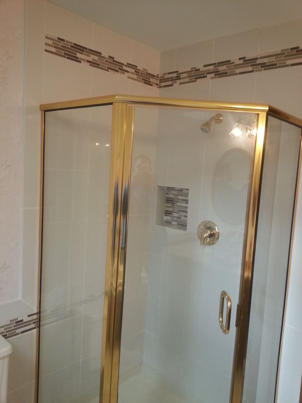 Tiled shower with nook