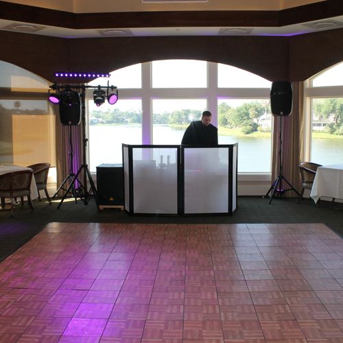 Here is a Pic of the Dj Setup with a clean white s