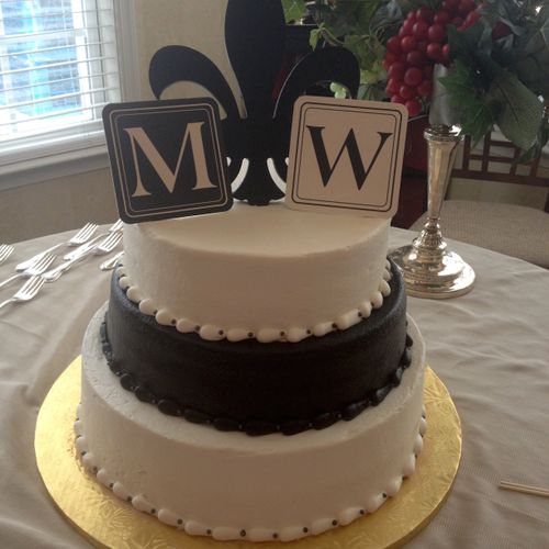 Simple, elegant black & white Wedding Cake