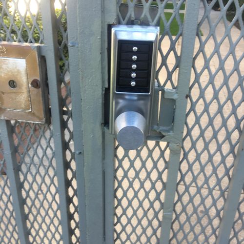 Hi security push bottom gate lock , so easy to use