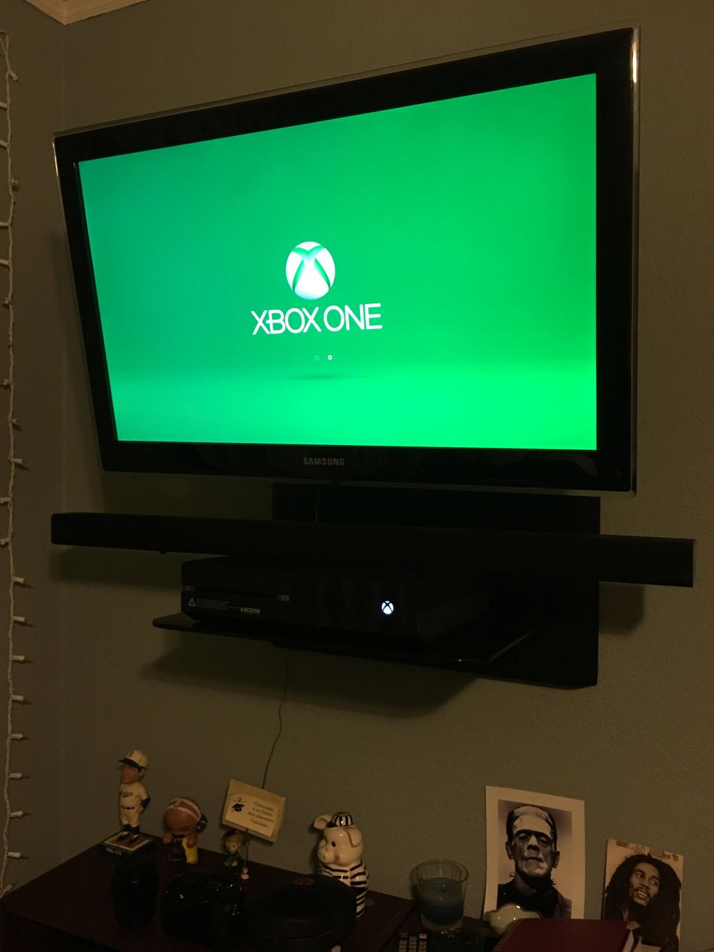 Mounted tv with concealed cables 