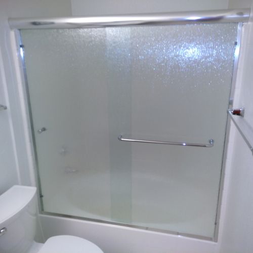 Tub enclosure with chrome hardware and rain glass 