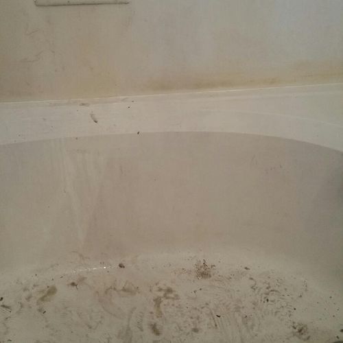 Dirty bathtub before clean