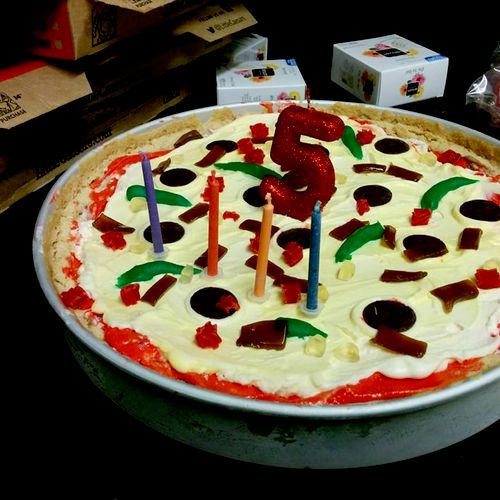 An Ice cream Pizza Cake... I made this for a Ninja