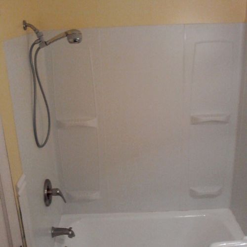 Plain inexpensive Shower Surround