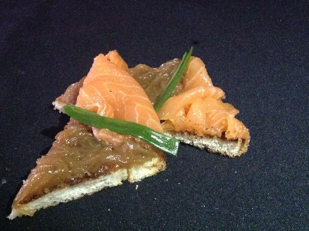 Toast with smoke salmon and onions confit