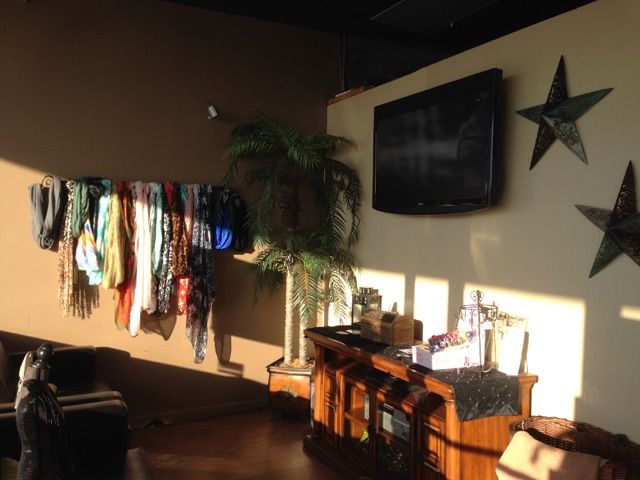 Another photo of the tanning salon painted over ni