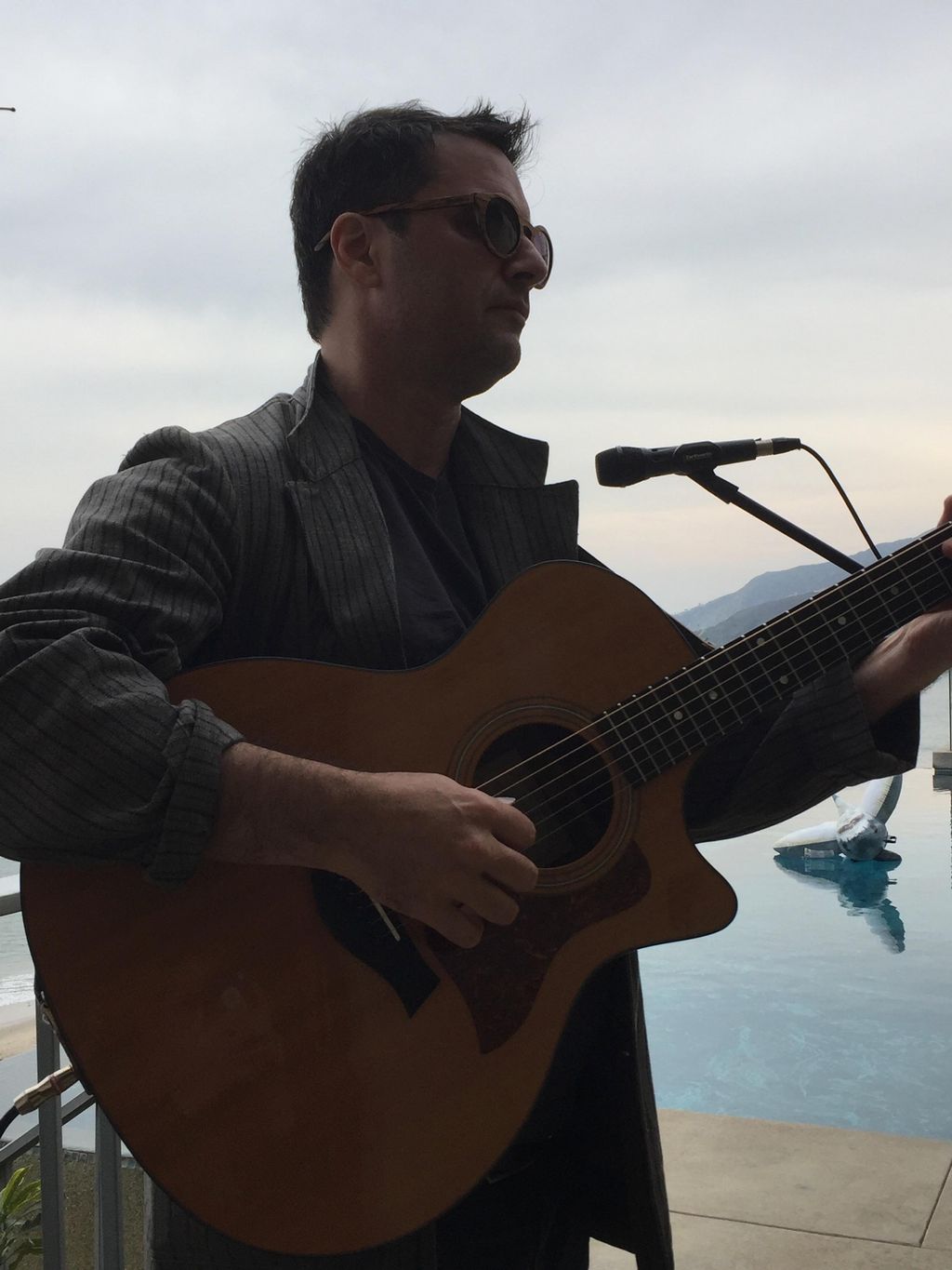 Popular songs "Thinking Out Loud" on acoustic and 