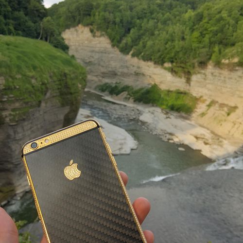 Carbon fiber 24k gold iPhone built by JuiceBox Rep