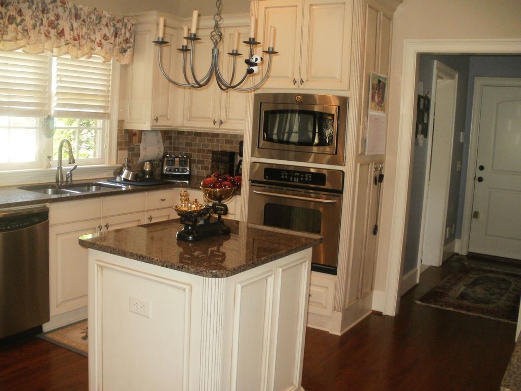 Kithchen area without spot or blemish appliances, 