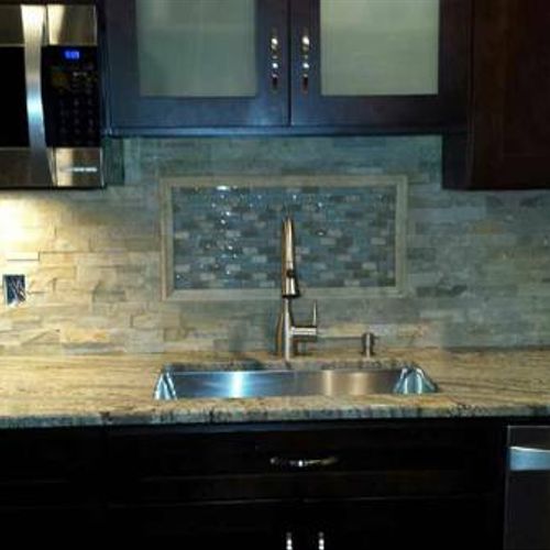 Backsplash in Natural Stone with glass tile
