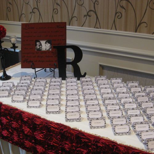 Place card table, personalized, red, white & black