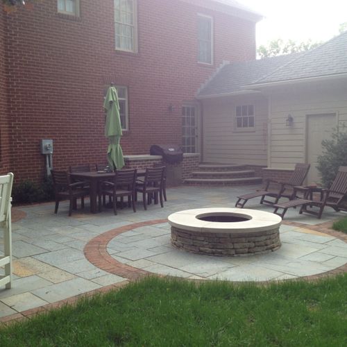 Outdoor living area with firepit