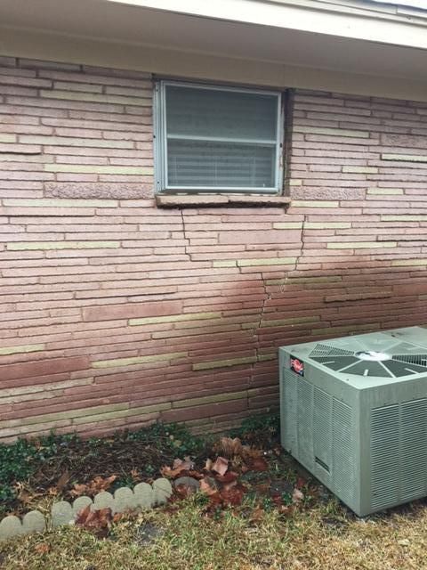 Minor brick cracks with a separation from brick to