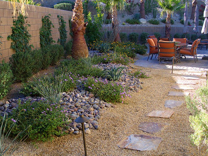 Back yard landscape - with flagstone walkway desig