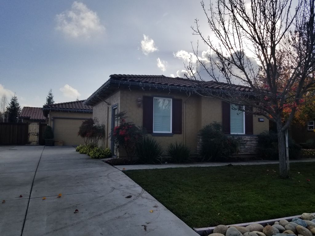 Christmas lights on gutters 