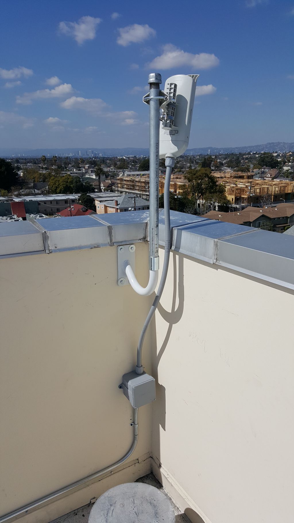 Install a fluid mesh to send a signal from 1 build