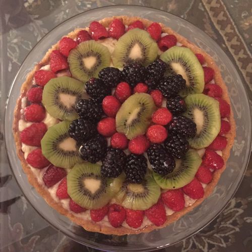 French fruit tart with vanilla pastry cream fillin