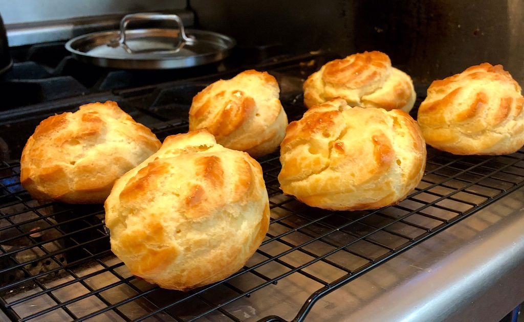 Pate a choux for cream puffs