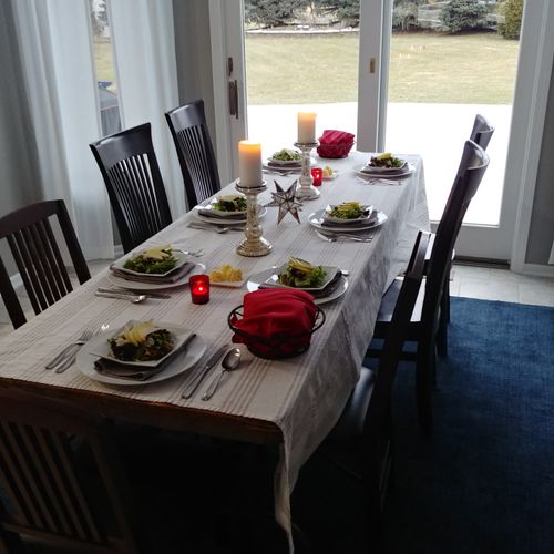 table setting for private family dinner for 7 peop