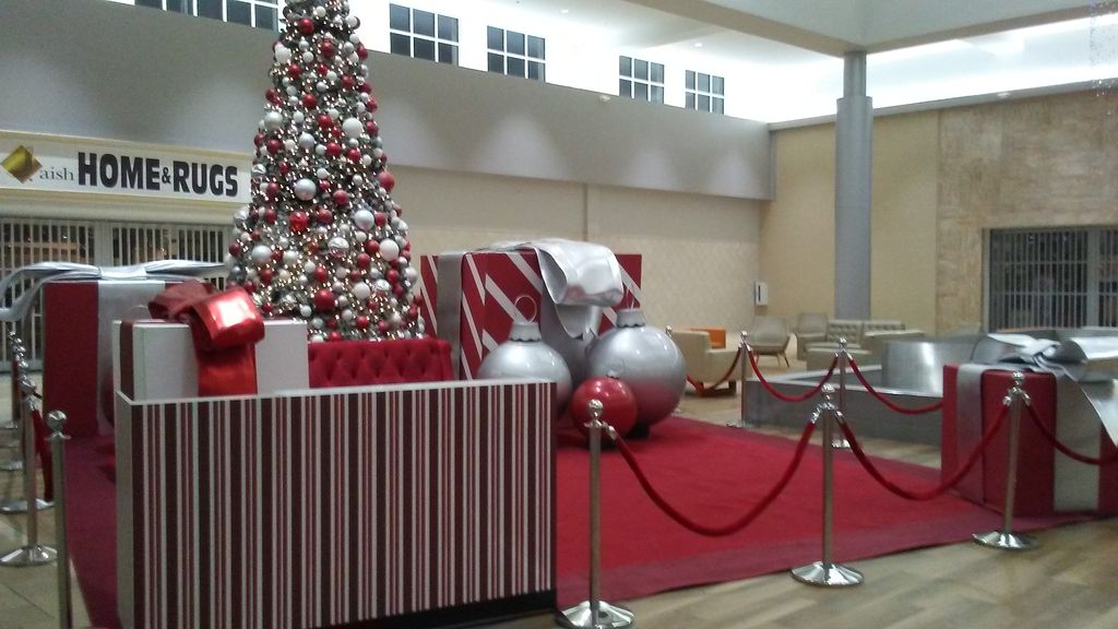 Front view Santa and Tree