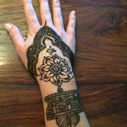 Nidhi was very nice, on time and a great henna art
