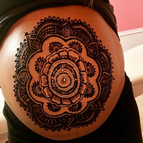Farah did a pregnancy belly henna for me and it tu