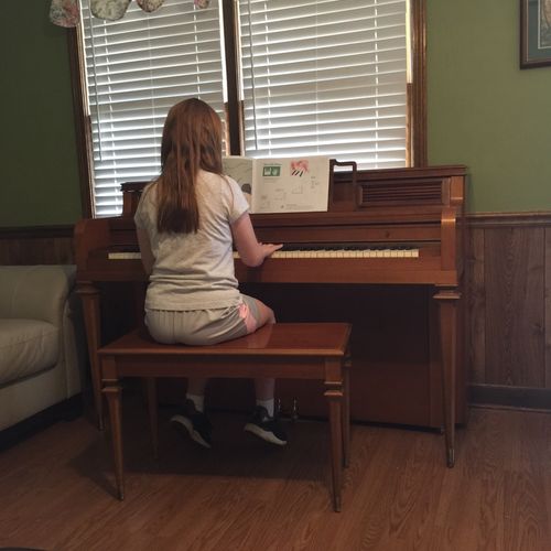 Hannah is an awesome piano teacher. My daughter LO